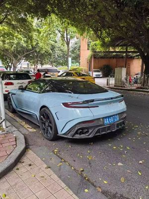 Aston Martin DB11 Włókno węglowe zestaw nadwozia DB11 w stylu mansory przedni i tylni zderzak spódnica boczna fender spoiler kaptur