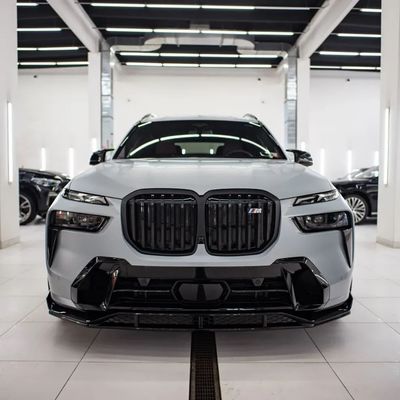Do BMW X7 Zestaw nadwozia z włókna węglowego Zestaw nadwozia z włókna węglowego przedni dyfuzor warg spoiler kapelusz boczny spódnica szeroka