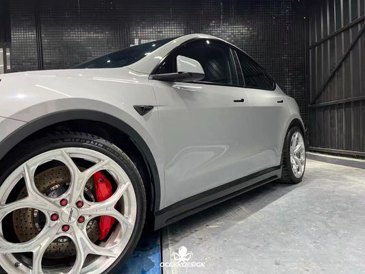 Jasno biały model Y szerokoosobowy dopasowany tylny dyfuzor