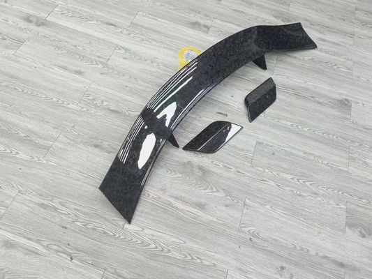 Jasny Czarny Aston Martin Body Kit DBX MSY Style Węglowodanowe skrzydło