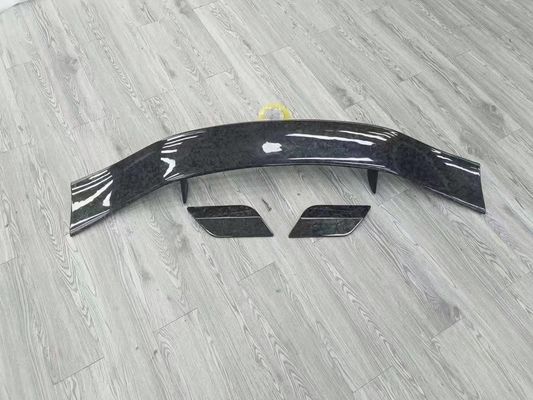 Jasny Czarny Aston Martin Body Kit DBX MSY Style Węglowodanowe skrzydło
