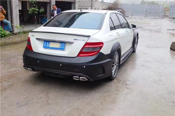 Do Mercedes W204 C63 Body Kit W204 Modernizowany Czarny Zestaw Styl Front and Rear Bumper Hood Widebody Kit